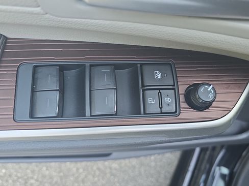 Used 2023 Toyota Sienna XLE FWD image 27