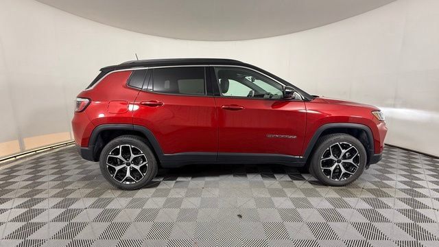 Used 2025 Jeep Compass Limited AWD/4WD image 2