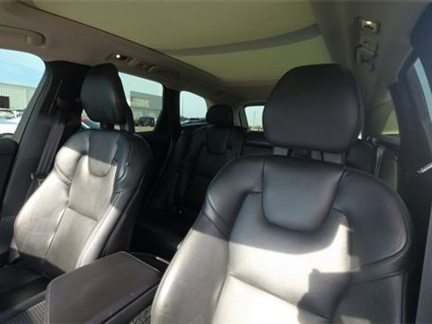 Used 2018 Volvo XC60 T6 Momentum w/ Advanced Package image 14