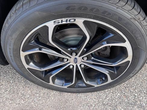 Used 2018 Ford Taurus SHO image 18