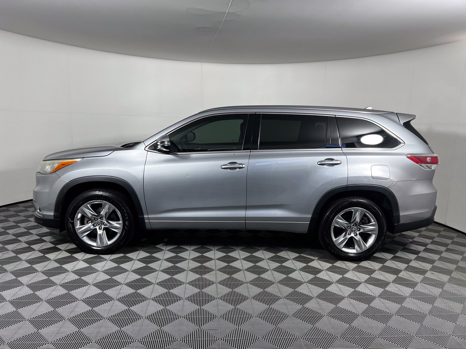 Used 2016 Toyota Highlander Limited w/ Four Season Floor Mat Package FWD image 8