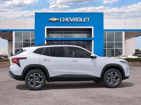 New 2026 Chevrolet Trax LT w/ LT Convenience Package FWD image 5