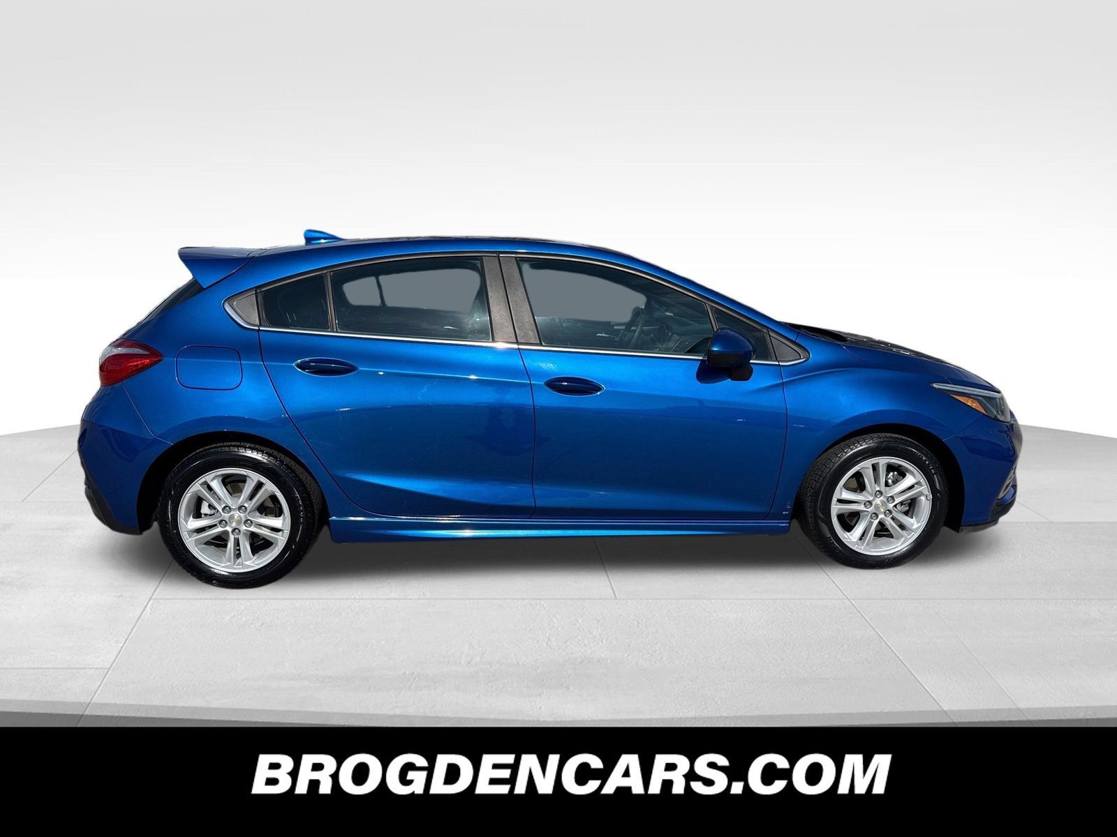 Used 2017 Chevrolet Cruze LT w/ Sun And Sound Package FWD image 2