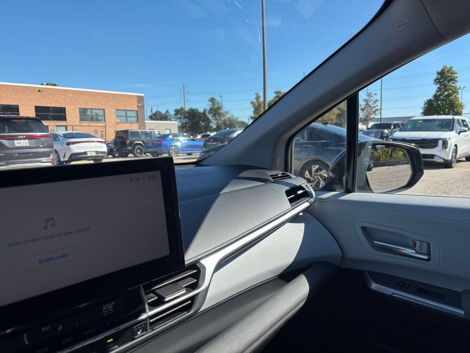 Used 2025 Toyota Sienna XLE FWD image 36