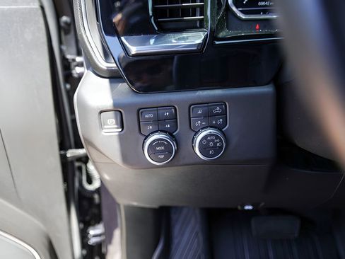 Used 2023 GMC Sierra 1500 SLT AWD/4WD image 18