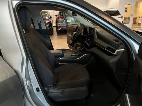 Used 2025 Toyota Highlander LE FWD image 38