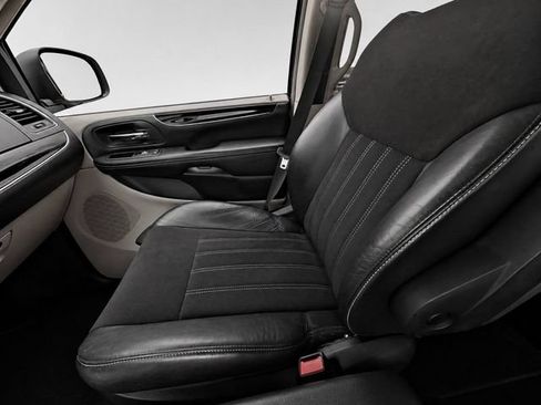 Used 2016 Chrysler Town & Country Limited FWD image 12