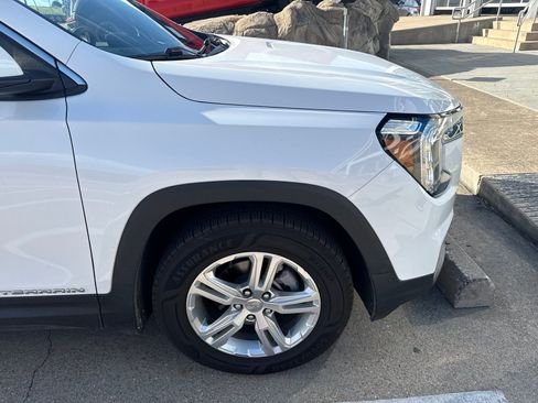 Used 2022 GMC Terrain SLE w/ Driver Convenience Package FWD image 4