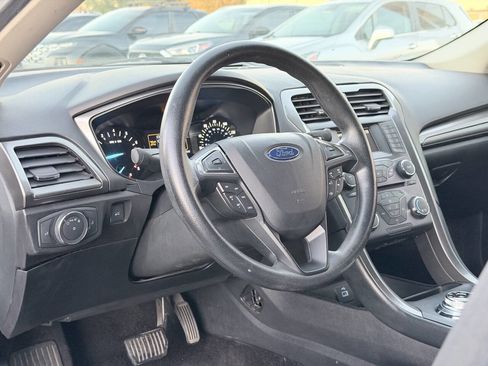Used 2017 Ford Fusion SE image 19