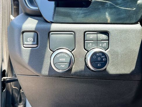 Used 2025 GMC Sierra 1500 SLT RWD image 10