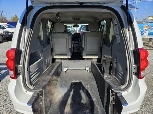 Used 2018 Dodge Grand Caravan SE image 13