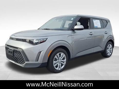 Used 2023 Kia Soul LX image 3