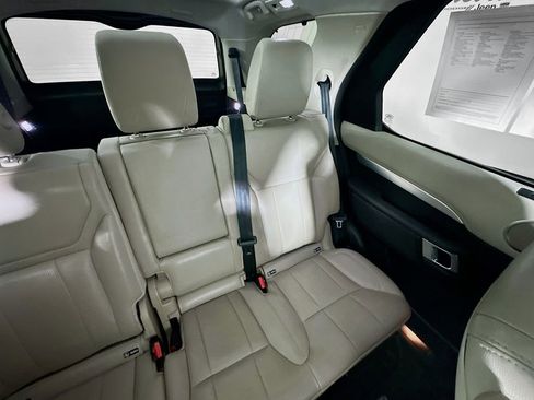 Used 2020 Land Rover Discovery Landmark image 14
