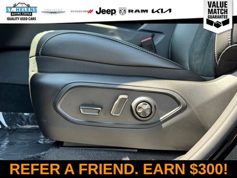 Used 2025 Jeep Grand Cherokee Altitude AWD/4WD image 17