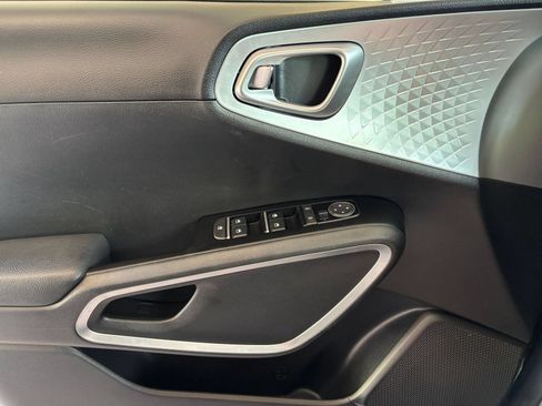 Used 2025 Kia Soul LX w/ LX Technology Package FWD image 18