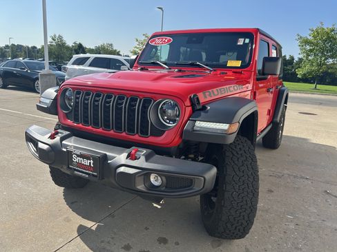 Used 2025 Jeep Wrangler Unlimited Rubicon AWD/4WD image 3
