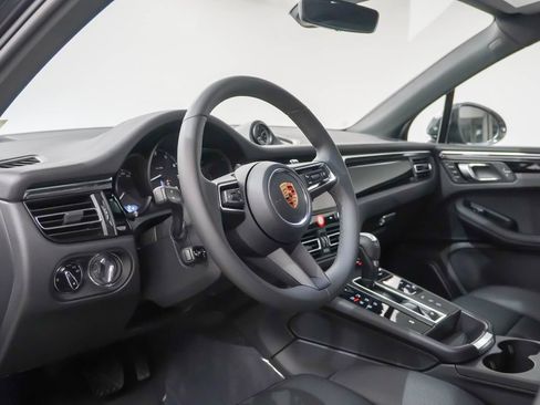 Certified 2026 Porsche Macan AWD/4WD image 4