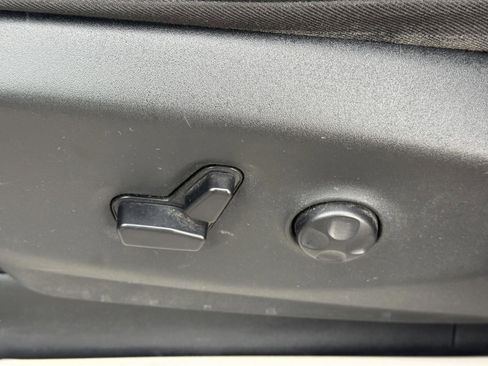 Used 2020 Chrysler Pacifica Touring-L FWD image 21