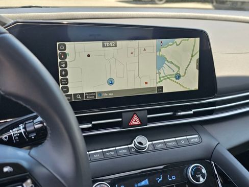 Used 2025 Hyundai Elantra Limited FWD image 33