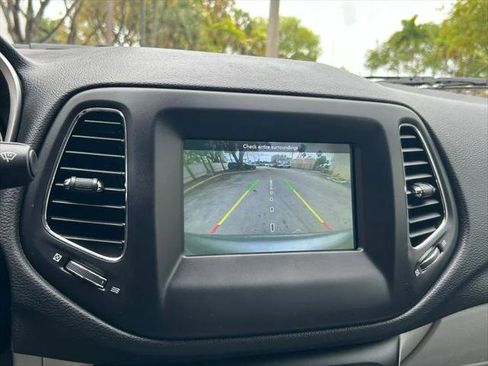 Certified 2019 Jeep Compass Latitude FWD image 27
