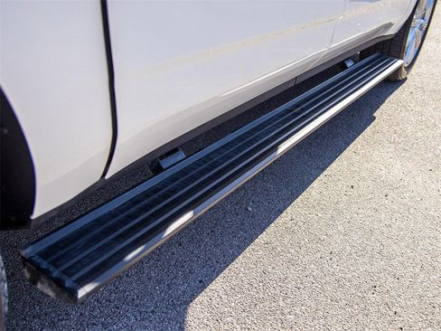 Used 2024 Chevrolet Suburban High Country image 10