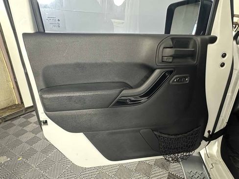 Used 2015 Jeep Wrangler Unlimited Sahara AWD/4WD image 15