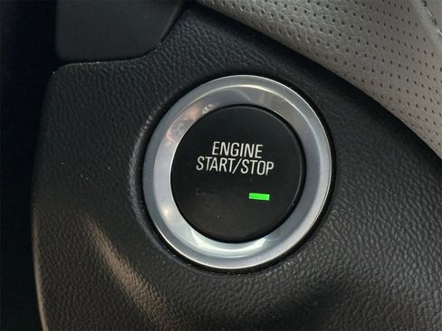 Used 2018 Chevrolet Equinox Premier image 19