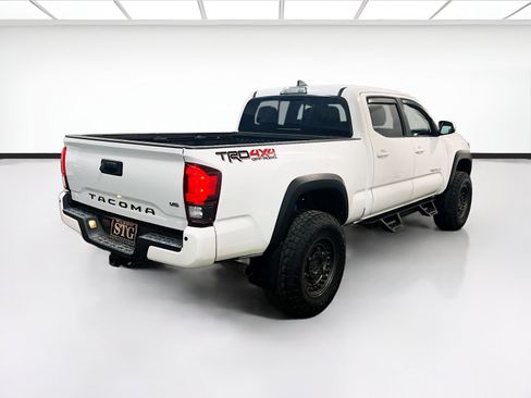 Used 2018 Toyota Tacoma TRD Off-Road w/ Technology Package AWD/4WD image 4