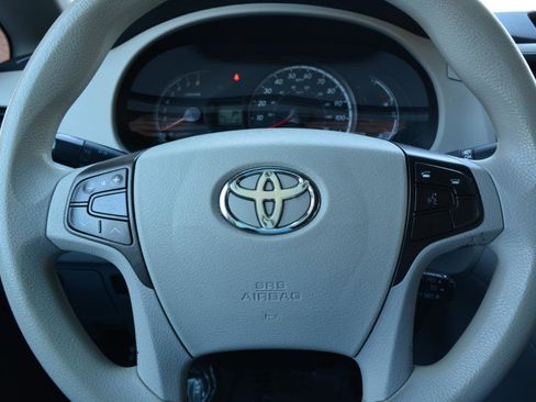 Used 2013 Toyota Sienna LE w/ Towing Pkg image 19