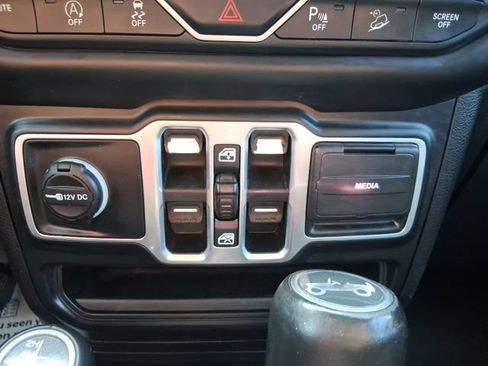 Used 2018 Jeep Wrangler Unlimited Sahara w/ Cold Weather Group AWD/4WD image 30