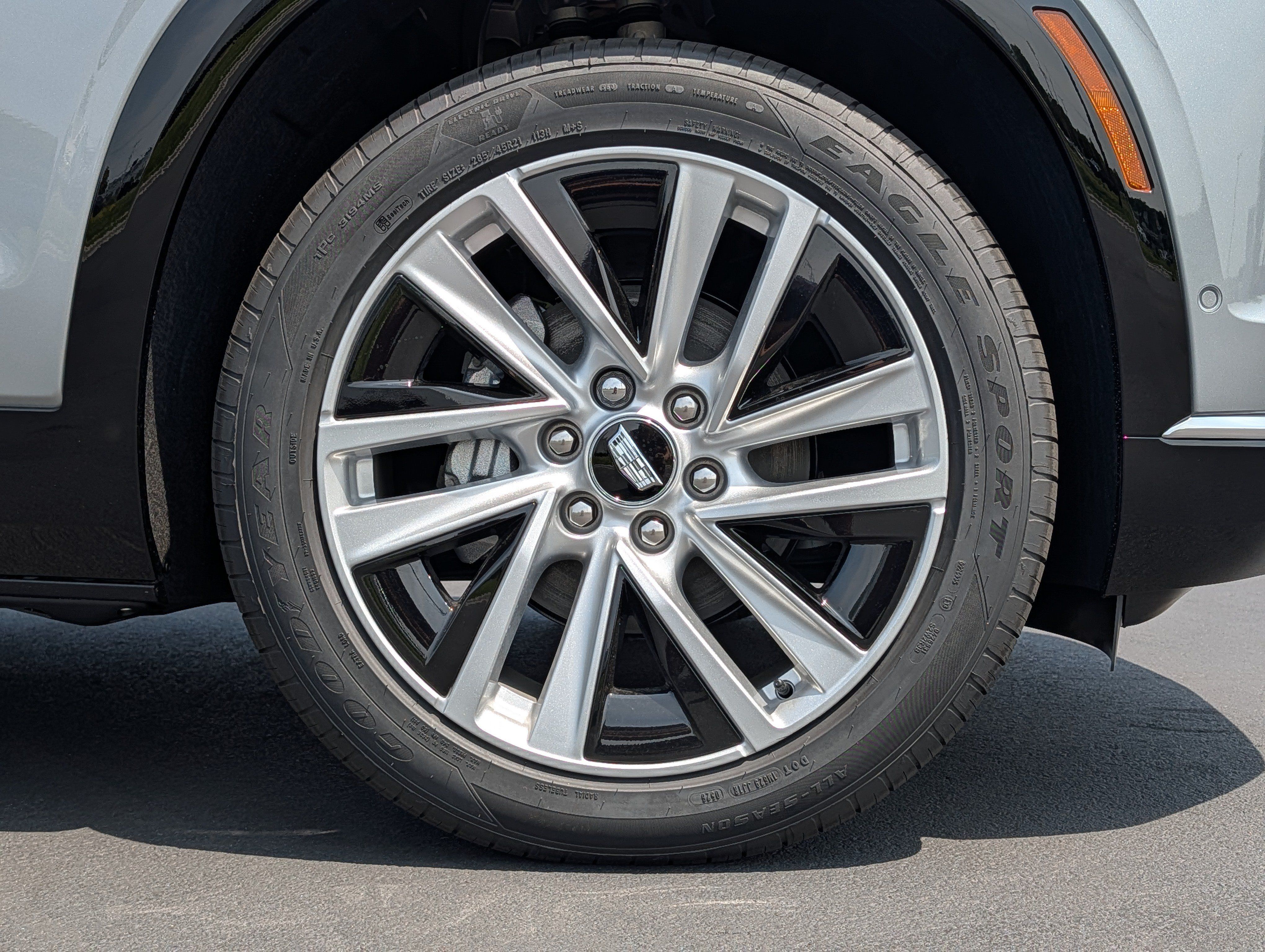 Used 2027 Cadillac Vistiq Luxury w/ LPO, Floor Liner Package AWD/4WD image 9