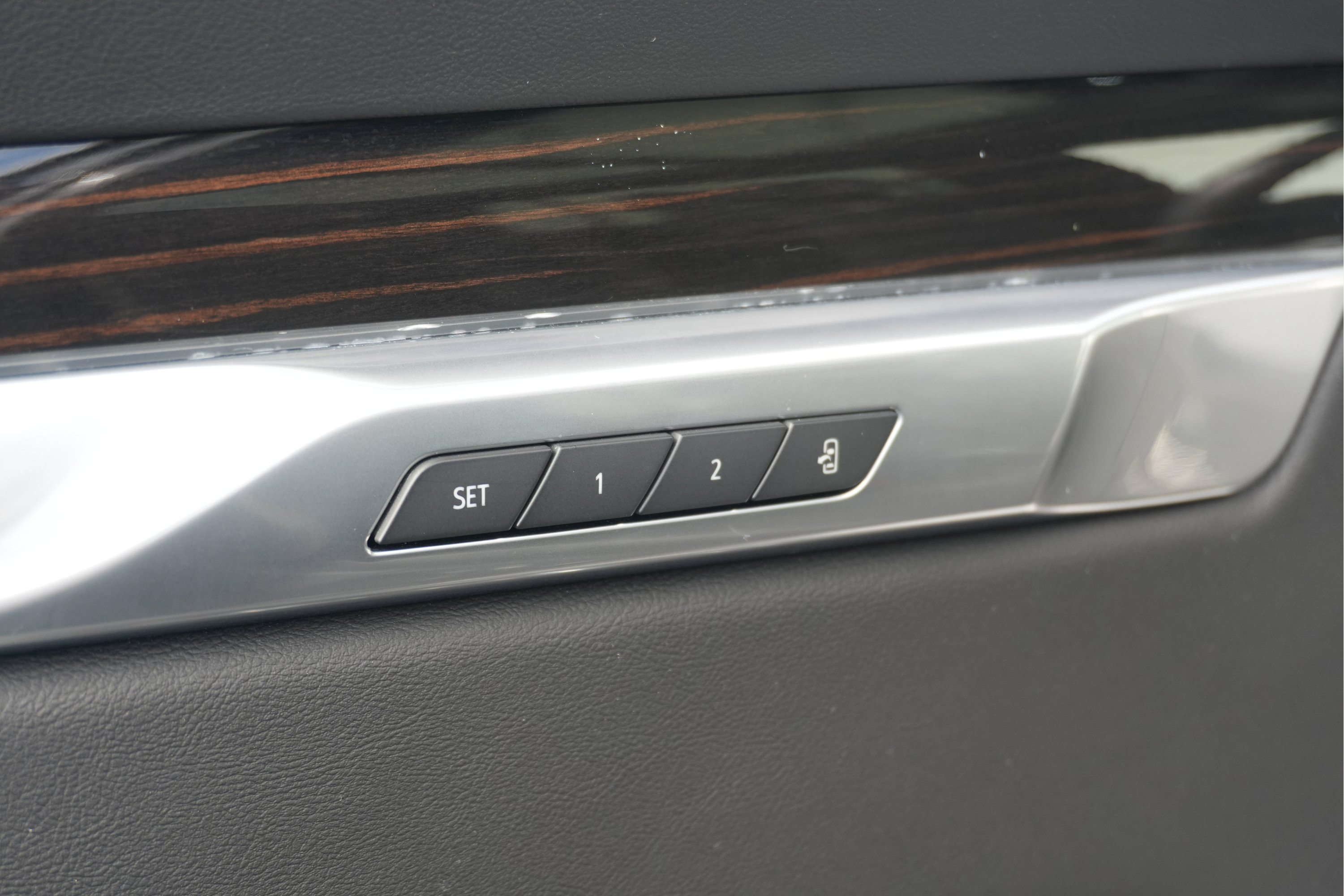 Used 2025 Cadillac Escalade Premium Luxury AWD/4WD image 16