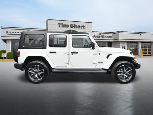 Used 2024 Jeep Wrangler Unlimited w/ Convenience Group AWD/4WD image 6