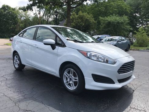 Used 2018 Ford Fiesta SE FWD image 2
