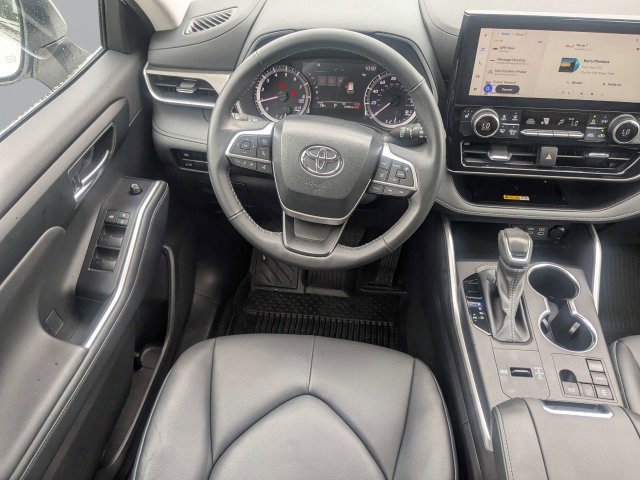 Used 2024 Toyota Highlander XLE FWD image 16