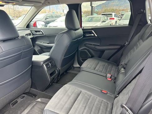 Used 2025 Mitsubishi Outlander SE AWD/4WD image 31