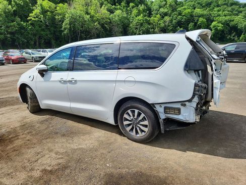 Used 2023 Chrysler Pacifica Touring-L FWD image 3