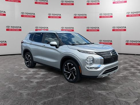 Used 2024 Mitsubishi Outlander SE AWD/4WD image 3