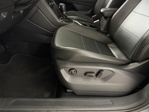 Used 2019 Volkswagen Tiguan SE w/ Panoramic Sunroof Package image 38