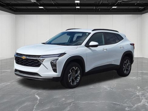 Used 2025 Chevrolet Trax LT FWD image 1