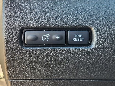 Used 2022 Nissan Rogue Sport SL w/ Premium Package image 21