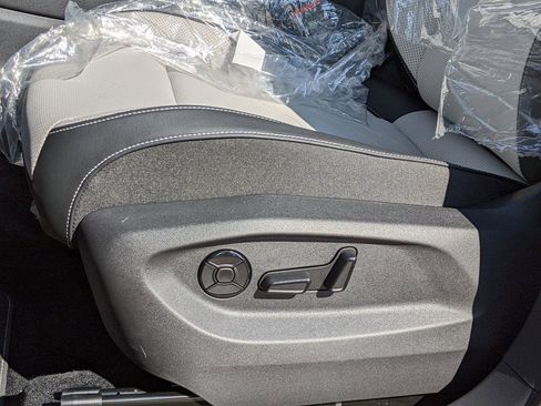 New 2025 Volkswagen Tiguan SE image 13