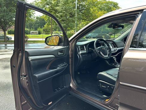 Used 2019 Toyota Highlander XLE AWD/4WD image 2
