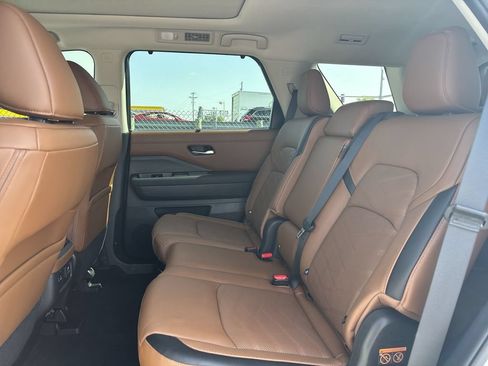 Certified 2025 Nissan Pathfinder Platinum w/ Black Appearance Package AWD/4WD image 18