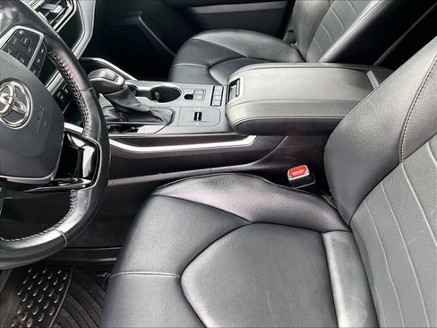 Used 2021 Toyota Highlander XLE image 21