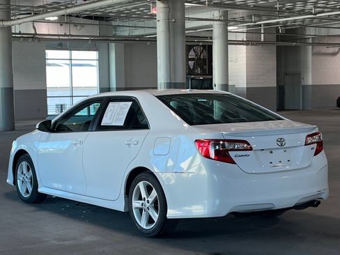 Used 2014 Toyota Camry SE w/ Moonroof Package FWD image 8