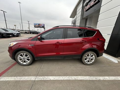 Used 2019 Ford Escape SEL image 2