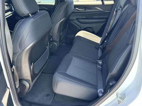 Used 2024 Jeep Grand Cherokee Laredo w/ Luxury Tech Group I AWD/4WD image 12
