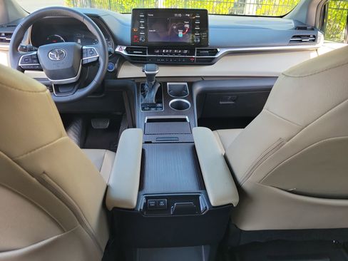 Used 2021 Toyota Sienna XLE AWD/4WD image 16