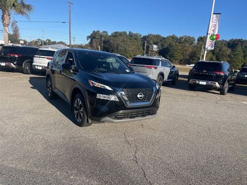 Used 2023 Nissan Rogue SV image 2